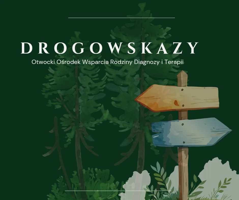 Drewniany drogowskaz z dwiema strzałkami na tle sosnowego lasu