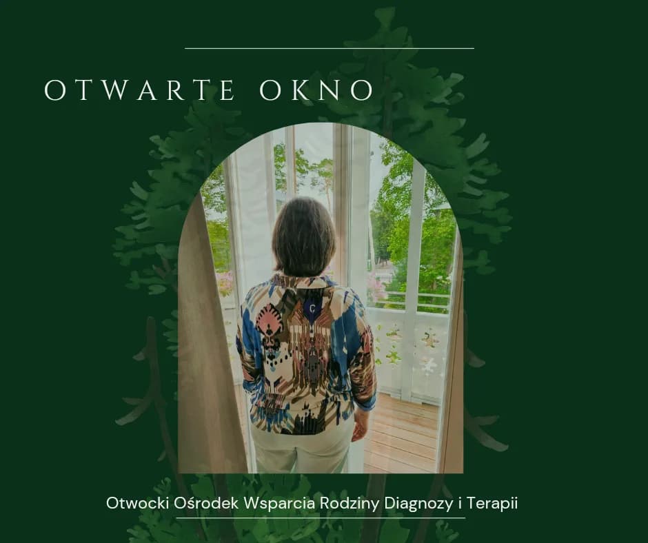 Kobieta stojąca w otwartych drzwiach balkonowych, tyłem, patrząca w stronę ogrodu